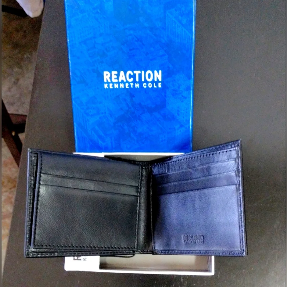 Kenneth Cole Reaction leather wallet NWT